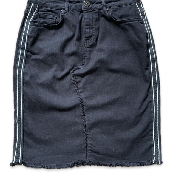 Black jean skirt, stretch fabric, size 4 - Picture 1 of 9